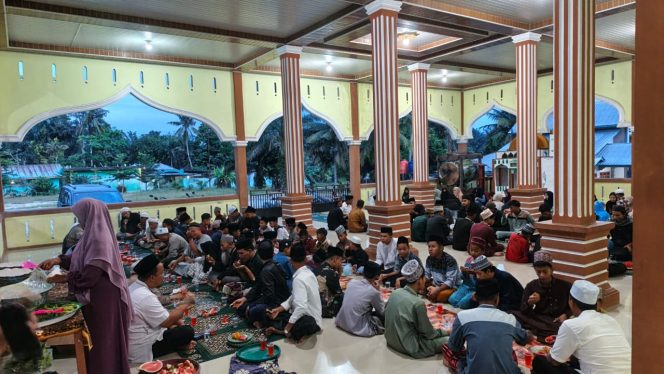 
					Pemdes Langkan, Kecamatan Langgam, Kabupaten Pelalawan Riau menggelar kegiatan silaturahmi dan buka puasa bersama anak santri se-Desa Langkan di Masjid Al-Hikmah Desa Langkan, Sabtu (14/3/2026). (Foto:ANR)

