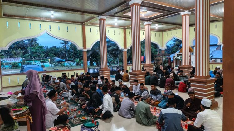 Pemdes Langkan, Kecamatan Langgam, Kabupaten Pelalawan Riau menggelar kegiatan silaturahmi dan buka puasa bersama anak santri se-Desa Langkan di Masjid Al-Hikmah Desa Langkan, Sabtu (14/3/2026). (Foto:ANR)
