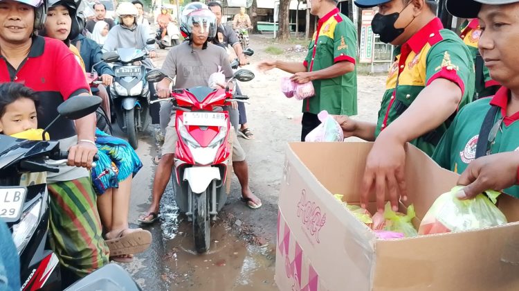 DPD LSM Barisan Patriot Peduli Indonesia(BPPI) Kota Kudus menggelar kegiatan berbagi takjil