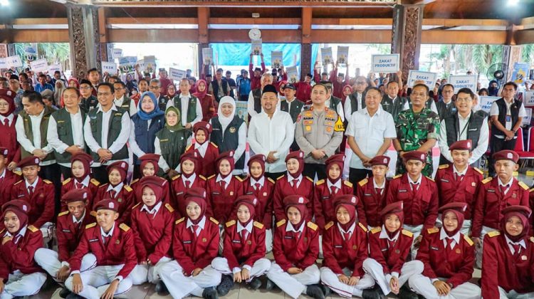 Gubernur Jawa Timur Khofifah Indar Parawansa bersama Bupati Gresik Fandi Akhmad Yani salurkan bantuan sosial dan bantuan pemberdayaan senilai Rp7.607.800.000 di Pendopo Alun-Alun Gresik, Jumat (13/3). (Foto:Dok.Gresikkab)
