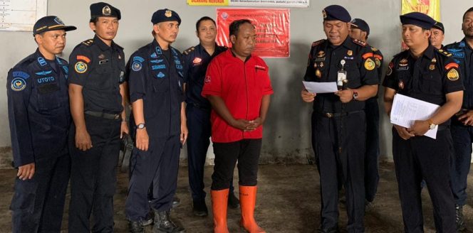 
					Respon laporan masyarakat, KKP melalui PPSDK Perikanan Cilacap menghentikan sementara operasional kegiatan Unit Pengolahan Ikan (UPI) PT. ISF di Kecamatan Kaliori, Kabupaten Rembang, Jawa Tengah, pada Senin (16/03). (Foto:Dok.KKP)
