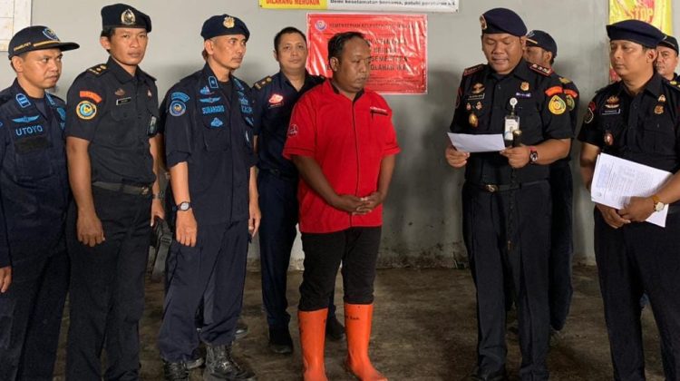 Respon laporan masyarakat, KKP melalui PPSDK Perikanan Cilacap menghentikan sementara operasional kegiatan Unit Pengolahan Ikan (UPI) PT. ISF di Kecamatan Kaliori, Kabupaten Rembang, Jawa Tengah, pada Senin (16/03). (Foto:Dok.KKP)
