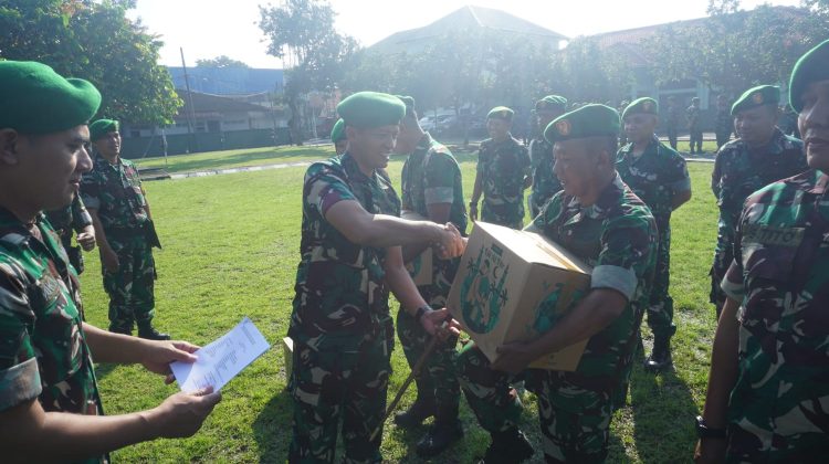 Dandim 0735/Surakarta Letkol Inf Arief Handoko Usman, S.H., membagikan bingkisan Lebaran, THR dan Hadiah Ulang Tahun kepada yang berulang tahun bulan Maret kepada seluruh anggota dan Pegawai Negeri Sipil (PNS) Kodim 0735/Surakarta. (Foto:Arda72)

