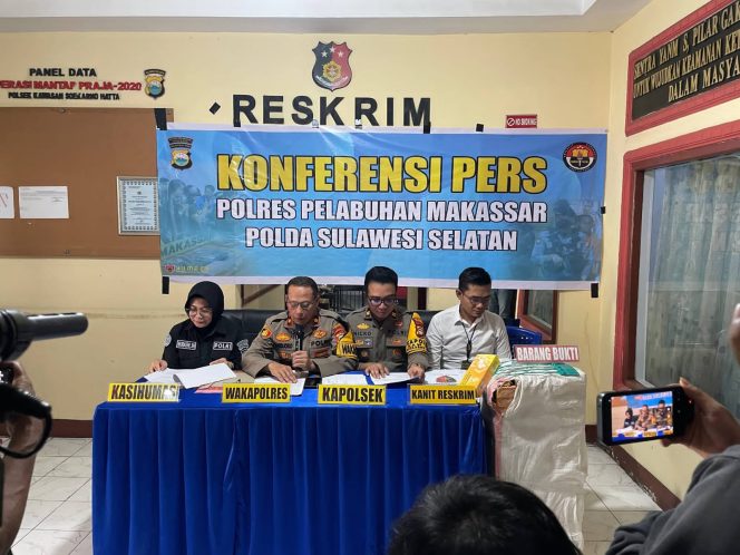 
					Konferensi pers di Mapolsek Kawasan Soekarno Hatta, yang dipimpin Wakapolres Pelabuhan Makassar Kompol Hardjoko, didampingi Kapolsek Soeta IPTU Nicolas. (Foto:Ist)
