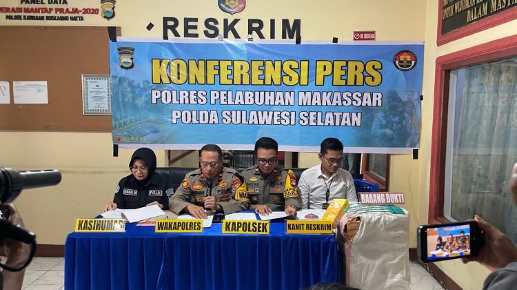 Konferensi pers di Mapolsek Kawasan Soekarno Hatta, yang dipimpin Wakapolres Pelabuhan Makassar Kompol Hardjoko, didampingi Kapolsek Soeta IPTU Nicolas. (Foto:Ist)
