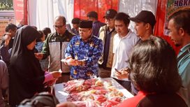 Koordinator Satgas Saber PP wilayah Jateng, Dr Kelik Budiana pada Gerakan Pangan Murah (GPM) yang digelar Dinas Pertanian Perikanan dan Pangan (Dispertanikap) Kabupaten Semarang, di halaman Kantor Camat Ungaran Barat, Selasa (17/3/2026). (Foto:Dok.Semarangkab)
