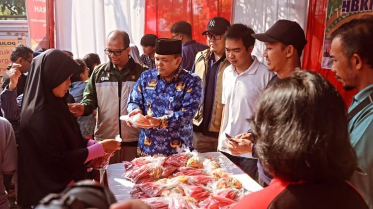 Koordinator Satgas Saber PP wilayah Jateng, Dr Kelik Budiana pada Gerakan Pangan Murah (GPM) yang digelar Dinas Pertanian Perikanan dan Pangan (Dispertanikap) Kabupaten Semarang, di halaman Kantor Camat Ungaran Barat, Selasa (17/3/2026). (Foto:Dok.Semarangkab)
