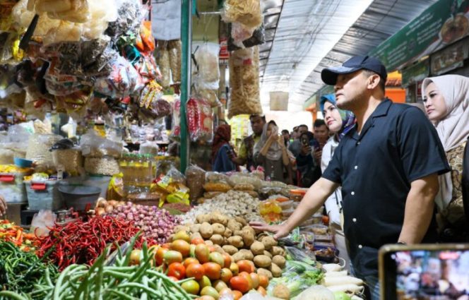 
					Gubernur Jawa Tengah, Ahmad Luthfi, meninjau Pasar Bunder, Kabupaten Sragen, Rabu (18/3/2026). (Foto:Dok.Humas Jateng)

