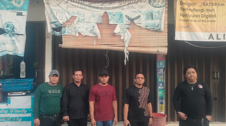 Subnit Narkoba Polsek Cengkareng melakukan pengecekan terhadap sebuah toko obat di wilayah Cengkareng Barat, Selasa (17/3/2026) sore. (Foto:Ash)

