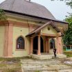 Gereja bersejarah yang berada di kawasan Taman Rekreasi Pantai (TRP) Kartini Rembang. (Foto:Dok.Rembangkab)

