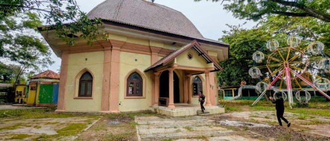 
					Gereja bersejarah yang berada di kawasan Taman Rekreasi Pantai (TRP) Kartini Rembang. (Foto:Dok.Rembangkab)

