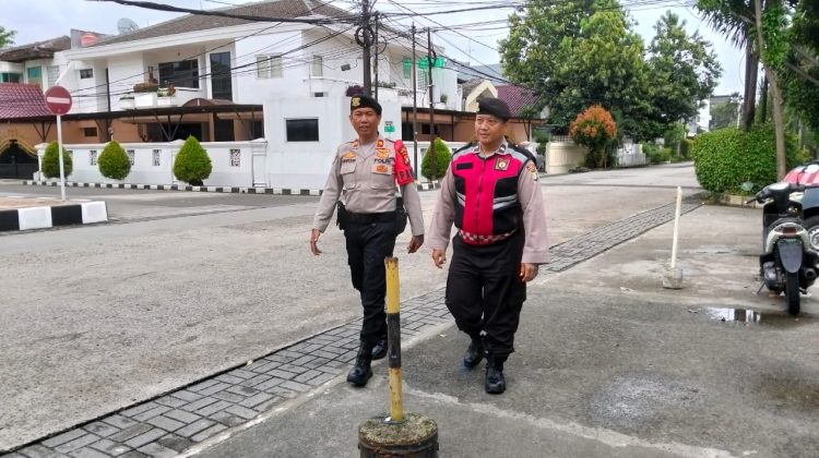 Patroli jalan kaki yang dilakukan jajaran Samapta Polsek Kebon Jeruk di kawasan Perumahan Green Garden RW 03, Kedoya Utara, Jakarta Barat, Rabu (25/3/2026). (Foto:Ash)
