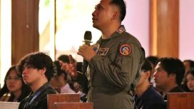 Danlanudal Manado Letkol Laut (P) Akhmad Sen Sagupta, menerima Undangan Sebagai Dosen Tamu di GSG Pioneer Chapel Kampus Universitas Klabat, Airmadidi, Kamis (26/03/2026). (Foto:Dok.Dispenal)
