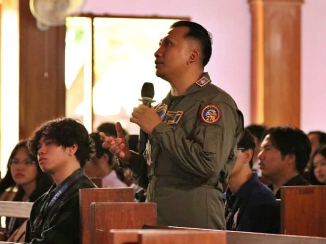
					Danlanudal Manado Letkol Laut (P) Akhmad Sen Sagupta, menerima Undangan Sebagai Dosen Tamu di GSG Pioneer Chapel Kampus Universitas Klabat, Airmadidi, Kamis (26/03/2026). (Foto:Dok.Dispenal)
