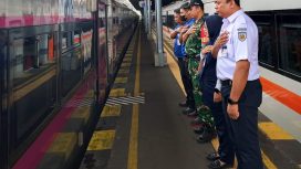 Anggota Kodim 0735/Surakarta melakukan pengamanan di Stasiun Kereta Api Solo Balapan. (Foto:Arda72)
