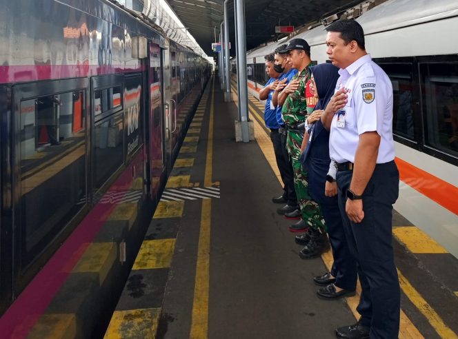 
					Anggota Kodim 0735/Surakarta melakukan pengamanan di Stasiun Kereta Api Solo Balapan. (Foto:Arda72)
