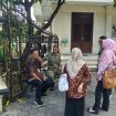 Babinsa Koramil 03/Serengan Kodim 0735/Surakarta Serda Joko Riyadi patroli keamanan dan interaksi secara langsung dengan  perangkat kelurahan Serengan Kec.Serengan Kota Surakarta, Jum,at (27/03/2026). (Foto:Arda72)
