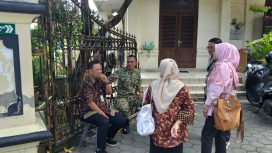 Babinsa Koramil 03/Serengan Kodim 0735/Surakarta Serda Joko Riyadi patroli keamanan dan interaksi secara langsung dengan  perangkat kelurahan Serengan Kec.Serengan Kota Surakarta, Jum,at (27/03/2026). (Foto:Arda72)
