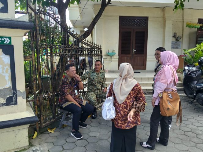 
					Babinsa Koramil 03/Serengan Kodim 0735/Surakarta Serda Joko Riyadi patroli keamanan dan interaksi secara langsung dengan  perangkat kelurahan Serengan Kec.Serengan Kota Surakarta, Jum,at (27/03/2026). (Foto:Arda72)
