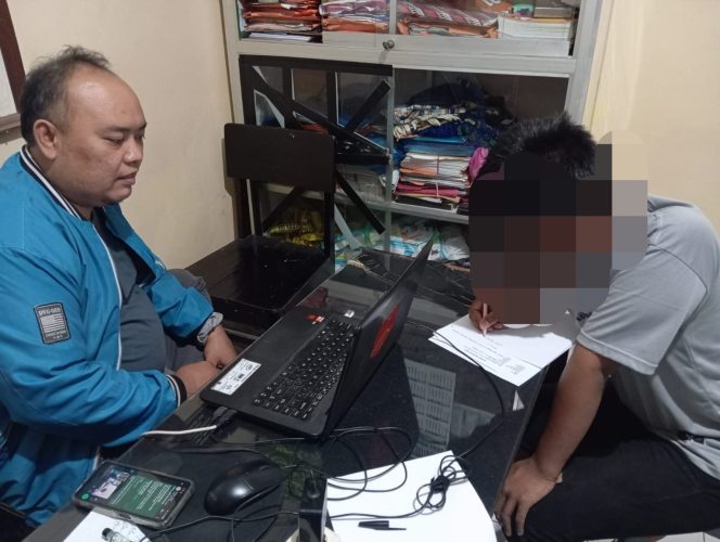 
					Seorang remaja berusia 14 tahun berhasil diamankan warga setelah diduga mengambil handphone milik korban di jalan dekat jembatan Hotel Luwang Indah. (Foto:Dok.Polresta Pati)
