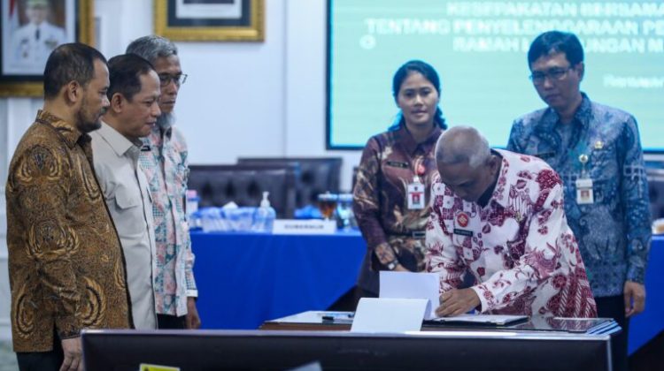 Penandatanganan Kesepakatan Bersama tentang Penyelenggaraan Pengolahan Sampah Berbasis Teknologi Ramah Lingkungan Menjadi Energi Listrik, antara Pemprov Jateng, Pemkot Semarang, dan Pemkab Kendal, di Kantor Gubernur, Sabtu (28/3/2026). (Foto:Dok.Jatengprov)
