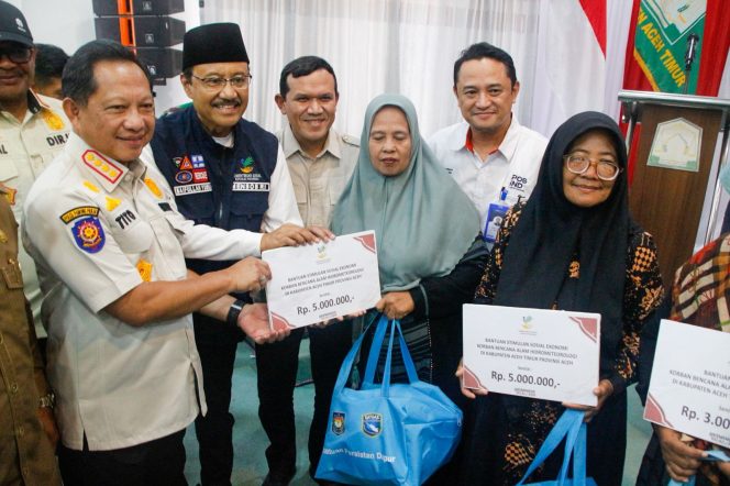 
					Ketua Satgas PRR, Tito Karnavian dan Mensos Saifullah Yusuf. (Foto:Dok.Satgas PRR)
