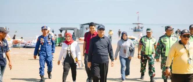 
					Bupati Rembang, Harno, meninjau kawasan wisata Pantai Karang Jahe pada Minggu (29/3/2026). (Foto:Dok. Rembangkab)
