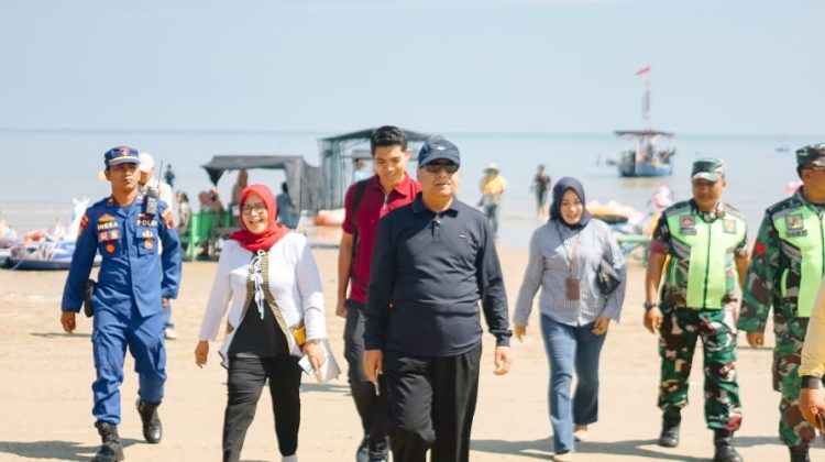 Bupati Rembang, Harno, meninjau kawasan wisata Pantai Karang Jahe pada Minggu (29/3/2026). (Foto:Dok. Rembangkab)
