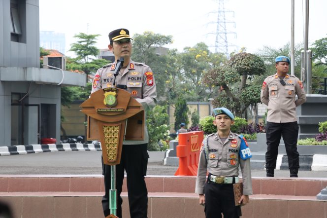 
					Wakapolres Metro Jakarta Barat, AKBP Rezi Dharmawan, S.I.K., M.I.K pimpin apel pagi jam yang dirangkaikan dengan kegiatan halal bihalal dalam momentum Idulfitri 1447 H / 2026 M, Selasa (31/3/2026). (Foto:ash)

