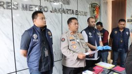 Kasie Humas Polres Metro Jakarta Barat, AKP Wisnu Wirawan didampingi wakasat Reskrim Kompol Raden Dwi Kennardi dan Kanit Krimum Akp Diaz Jananuraga menjelaskan bahwa pengungkapan kasus tersebut berdasarkan laporan polisi Nomor LP/B/683/III/2026/SPKT/Polres Metro Jakarta Barat tertanggal 8 Maret 2026, dengan korban berinisial LBO atau Lee Byung-ok. (Foto:ash)
