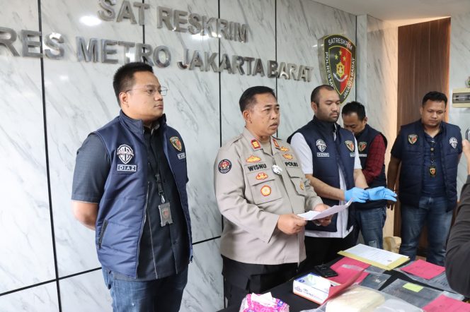 
					Kasie Humas Polres Metro Jakarta Barat, AKP Wisnu Wirawan didampingi wakasat Reskrim Kompol Raden Dwi Kennardi dan Kanit Krimum Akp Diaz Jananuraga menjelaskan bahwa pengungkapan kasus tersebut berdasarkan laporan polisi Nomor LP/B/683/III/2026/SPKT/Polres Metro Jakarta Barat tertanggal 8 Maret 2026, dengan korban berinisial LBO atau Lee Byung-ok. (Foto:ash)
