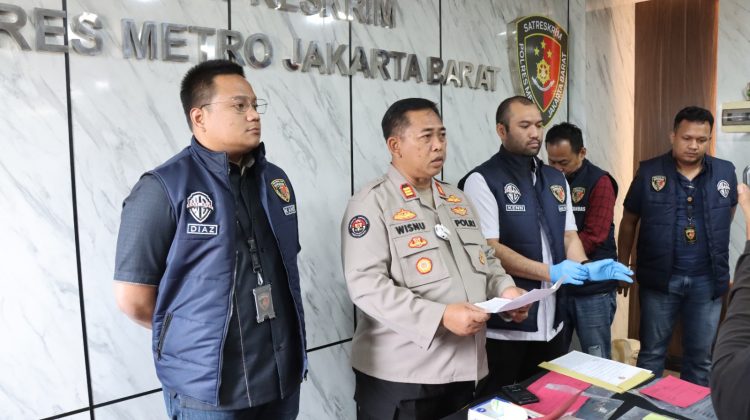 Kasie Humas Polres Metro Jakarta Barat, AKP Wisnu Wirawan didampingi wakasat Reskrim Kompol Raden Dwi Kennardi dan Kanit Krimum Akp Diaz Jananuraga menjelaskan bahwa pengungkapan kasus tersebut berdasarkan laporan polisi Nomor LP/B/683/III/2026/SPKT/Polres Metro Jakarta Barat tertanggal 8 Maret 2026, dengan korban berinisial LBO atau Lee Byung-ok. (Foto:ash)
