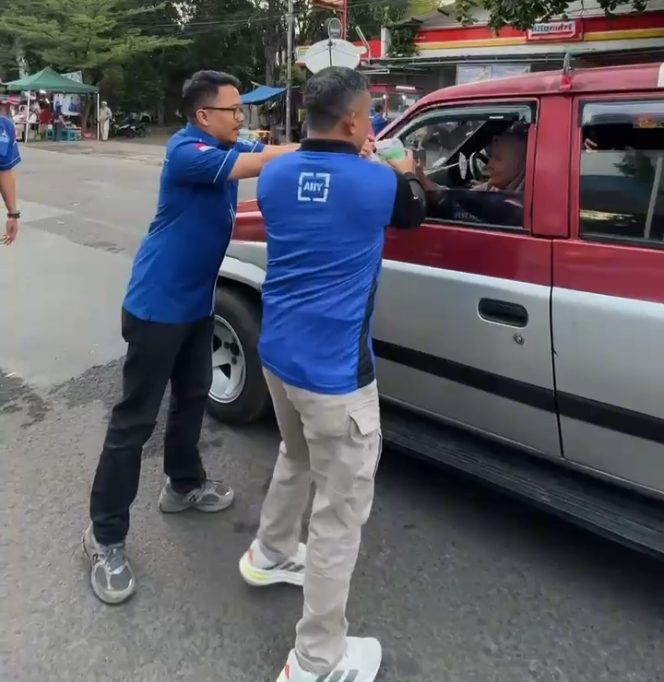 
					Ratusan paket takjil dibagikan Demokrat Jabar di Jl Pacuan Kuda No 5, Arcamanik, Kota Bandung. (Foto:Dok.Demokrat Jabar
