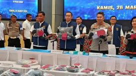 Pengungkapan kasus praktik judi online jaringan Kamboja yang beroperasi dari sebuah apartemen di Jalan Palang Merah, Kota Medan disampaikan dalam konferensi pers di Aula Tribrata Polda Sumut, Kamis (26/3/2026). (Foto:Dok.Humas Polri)
