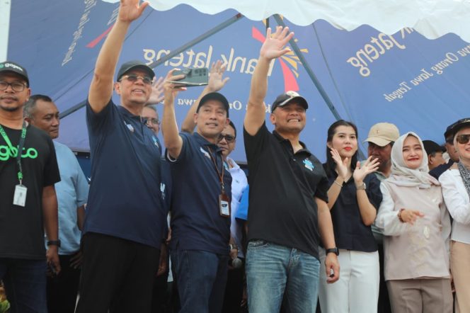 
					Direktur Utama Bank Jateng, Bambang Widyatmoko mendampingi Gubernur Ahmad Luthfi melepas pemudik, di halaman Museum Purna Bhakti TMII Jakarta, Senin (16/3/2026). (Foto:Dok.Jatengprov)

