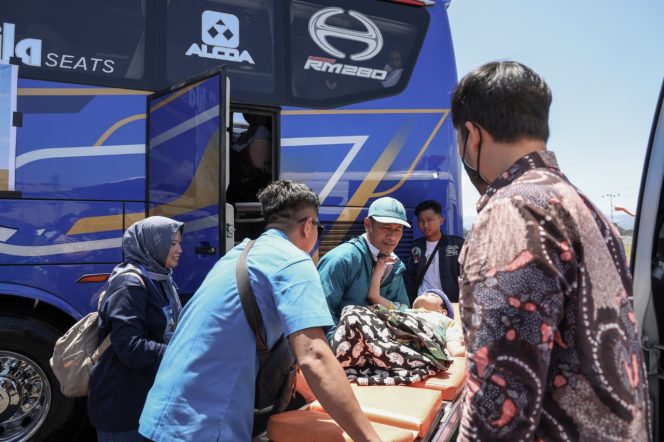 
					Wagub Taj Yasin fasilitasi pemudik dengan hidrosefalus, diantar sampai rumah. (Foto:Dok.Jatengprov)
