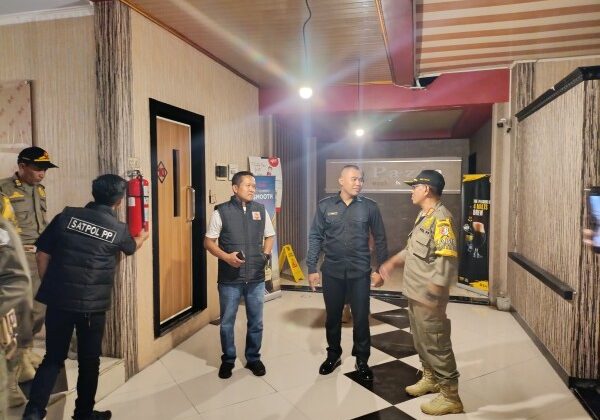 Satpol PP Kabupaten Bojonegoro gelar operasi gabungan skala besar, petugas melakukan razia di sejumlah titik strategis guna memastikan kepatuhan pengusaha karaoke terhadap aturan operasional selama bulan puasa. (Foto:Dok.Bojonegorokab)

