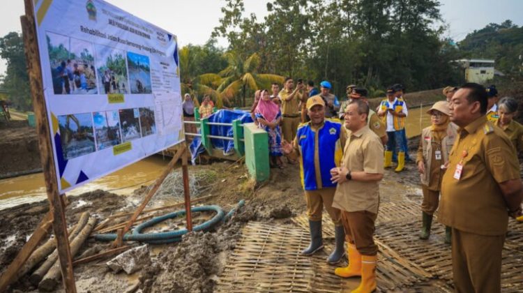 Gubernur Jawa Tengah Ahmad Luthfi mengecek progres terkini perbaikan ruas jalan Semarang-Godong, Senin (2/3/2026). (Foto:Dok.Jatengprov)
