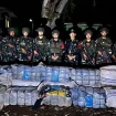 Satgas TNI AD menggagalkan upaya penyelundupan 15 karung pakaian bekas (ball press) dari Timor Leste menuju Indonesia. (Foto: Dok. Penkostrad)
