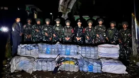 Satgas TNI AD menggagalkan upaya penyelundupan 15 karung pakaian bekas (ball press) dari Timor Leste menuju Indonesia. (Foto: Dok. Penkostrad)
