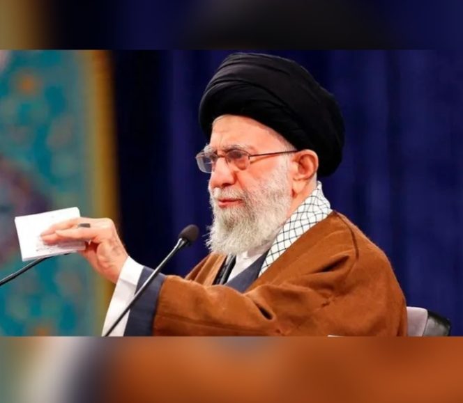 
					Pemimpin tertinggi Iran, Ayatollah Ali Khamenei
