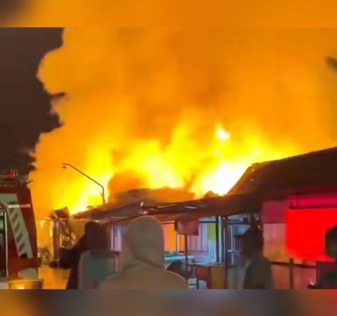 
					Kebakaran mengakibatkan sedikitnya satu rumah dan sembilan kios pedagang hangus terbakar. (Foto:Tangkapan Layar Video)
