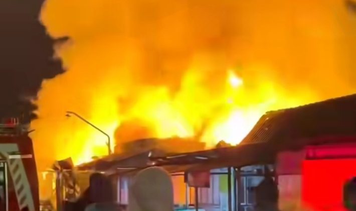 Kebakaran mengakibatkan sedikitnya satu rumah dan sembilan kios pedagang hangus terbakar. (Foto:Tangkapan Layar Video)
