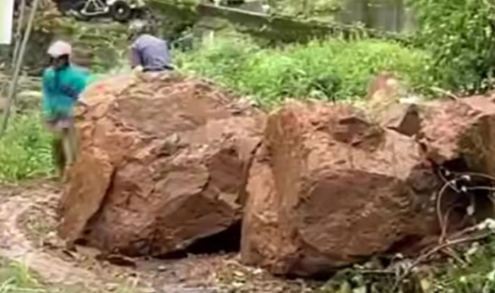 Material bebatuan longsor di kawasan Desa Rahtawu. (Foto:SS vid)
