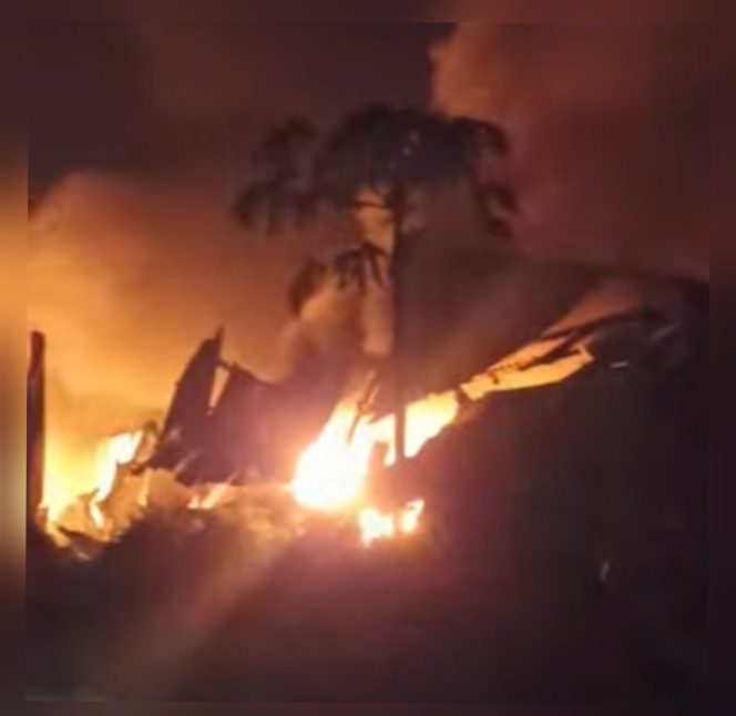 
					Pabrik foam busa plastik PT Chengqi Industrial Indonesia di Desa Pringtulis, Kecamatan Nalumsari, Jepara kembali terbakar pada Rabu (11/3/2026) malam. (Foto:Tangkapan Layar Video)
