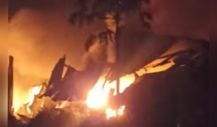 Pabrik foam busa plastik PT Chengqi Industrial Indonesia di Desa Pringtulis, Kecamatan Nalumsari, Jepara kembali terbakar pada Rabu (11/3/2026) malam. (Foto:Tangkapan Layar Video)

