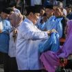 Bagikan sembako: Presiden Prabowo keluar dari masjid dan menyalami warga yang berada di area luar.(Foto:Tangkap Layar YouTube Sekretariat Kepresidenan)

