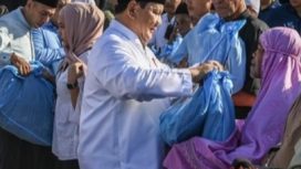 Bagikan sembako: Presiden Prabowo keluar dari masjid dan menyalami warga yang berada di area luar.(Foto:Tangkap Layar YouTube Sekretariat Kepresidenan)

