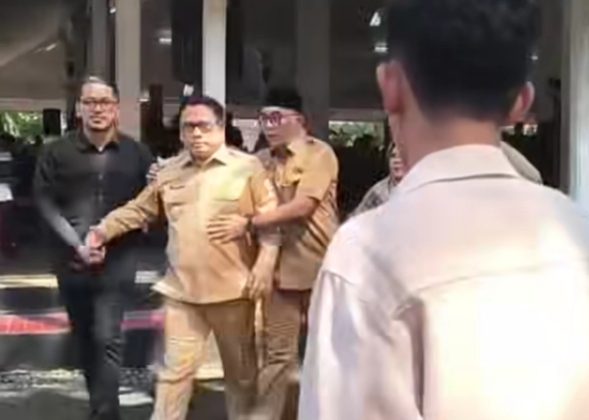 Wabup Lebak Amir Hamzah kesal dan meninggalkan acara usai Bupati Lebak Hasbi Jayabaya mengeluarkan pernyataan yang menyinggung jejak masa lalunya. (Foto:Tangkap Layar)
