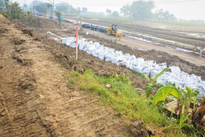 
					Pemerintah Provinsi Jawa Tengah meminta kepada Balai Besar Wilayah Sungai (BBWS) Pemali Juana untuk mempercepat perbaikan tanggul Sungai Tuntang, di perbatasan antara Kabupaten Demak dengan Desa Tinanding, Kecamatan Godong, Kabupaten Grobogan, Jawa Tengah, yang mengalami keretakan. (Foto:Dok.Jatengprov)

